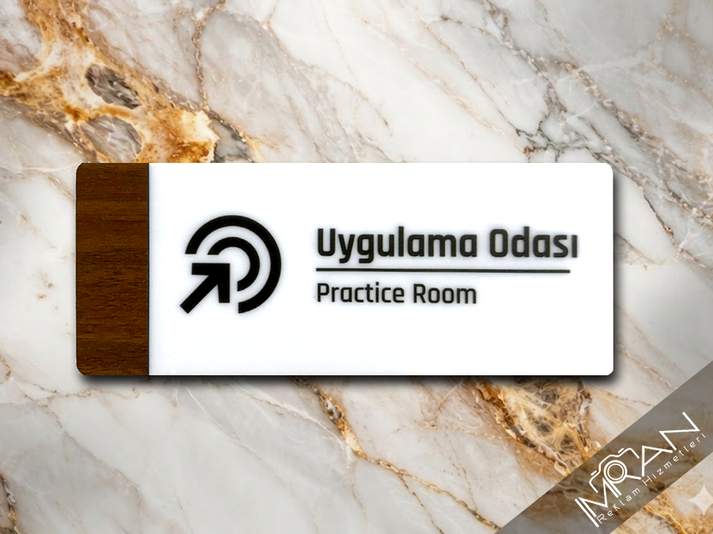 Ahşap Kenarlı UV Baskılı Beyaz Pleksili Uygulama Odası Kapı İsimliği
